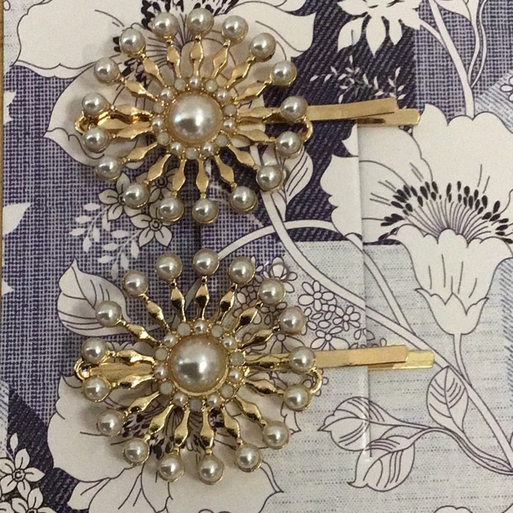 Pretty Goldtone Hairpins